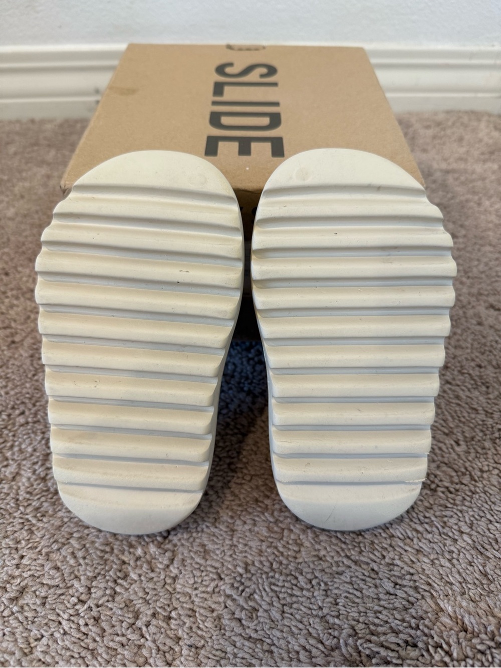 adidas Kids Yeezy Slide in Bone/Cream size 10k - Picture 6 of 6